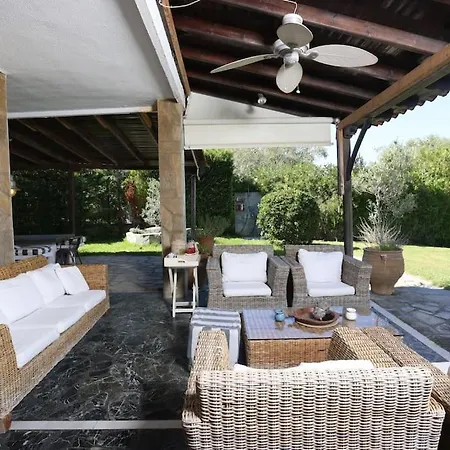 Villa Delta 2 - 2min Walk To Mamalouka,blue Carpet *